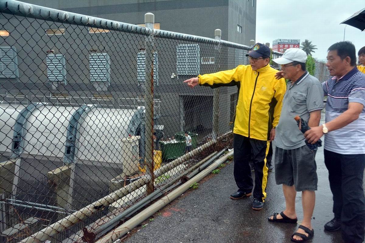 ▲豪大雨肆虐，縣長潘孟安22日分別前往林邊鄉A幹線抽水站視察防洪設施。（圖／屏東縣政府提供 , 2020.05.22）