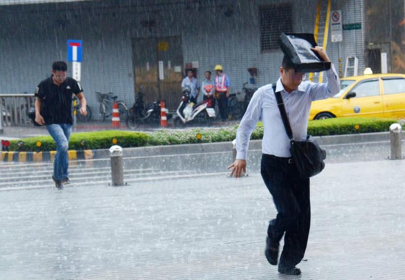 ▲杜蘇芮颱風暴風圈估計下午觸陸，全台各地已經開始降雨，雨勢越晚越大，民眾要做好防颱準備！（圖／NOWnews資料照）