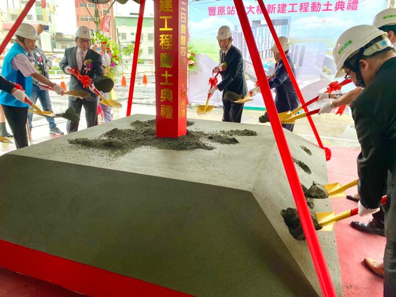 ▲中華郵政在豐原打造複合式大樓,董事長吳宏謀親臨主持開工動土典禮。(圖/中華郵政提供)