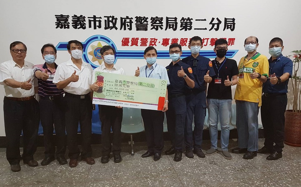 ▲台電嘉義區營業處謝義隆處長帶隊到二分局，致贈破案獎勵金6萬元表達感謝，由二分局長陳宏賓代表接受。（圖／台電嘉義區處提供）