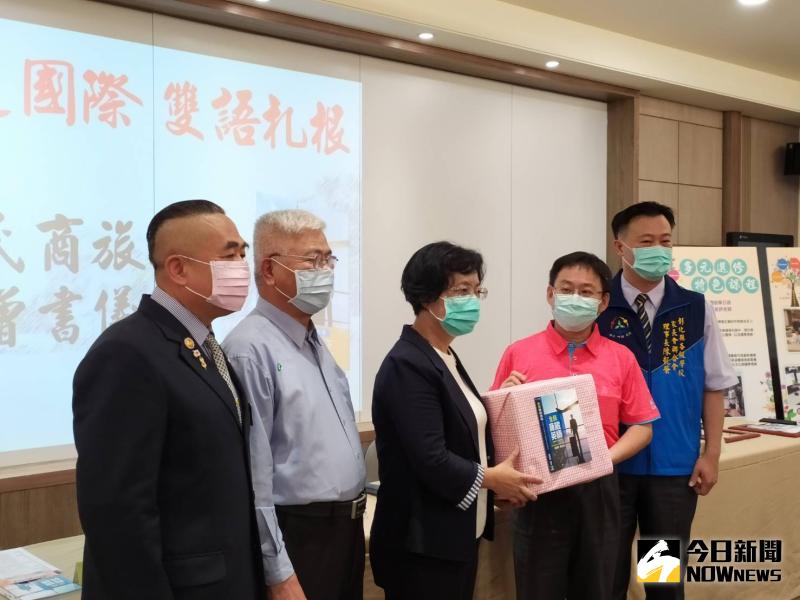 ▲彰化縣長王惠美代表接受贈書,並期許透過這次的捐贈,能夠拋磚引玉,讓更多企業界一起關心孩子們的教育。(圖/記者葉靜美攝,2020.05.22)