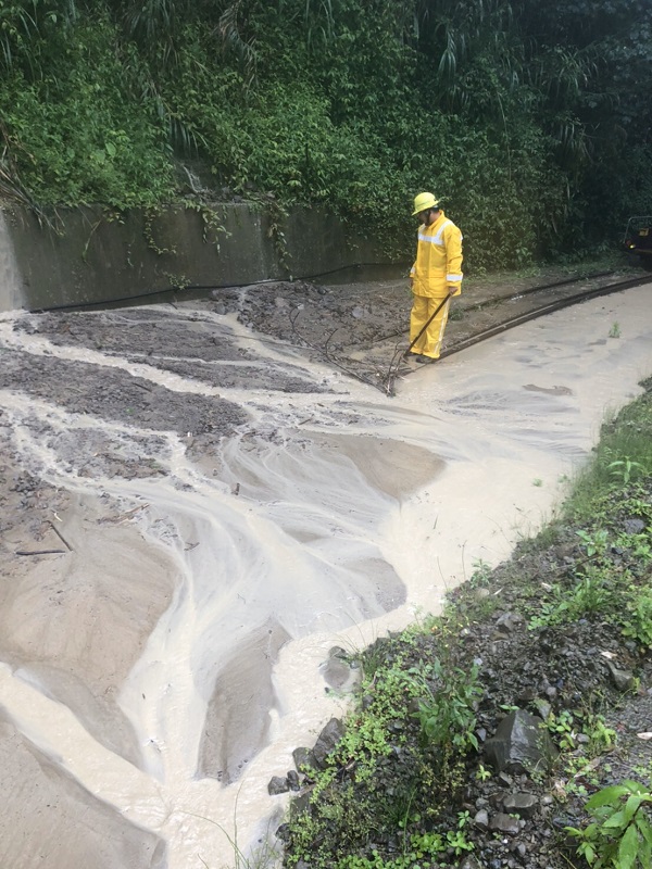 ▲嘉義縣政府運用的雨天出巡，終於當場查獲鴨母寮大排上游的畜牧場將原廢水，直接經由原水池孔洞排放至場外的排水溝裡。(圖／嘉義縣政府提供）