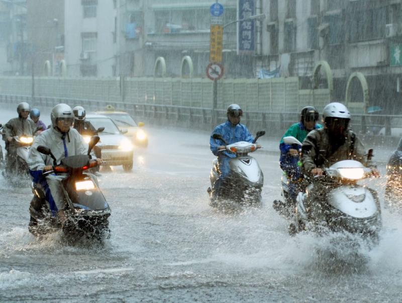 ▲全台雨勢狂炸，如何分辨「積水或淹水」？網友吵翻天。（圖／NOWnews攝影中心）