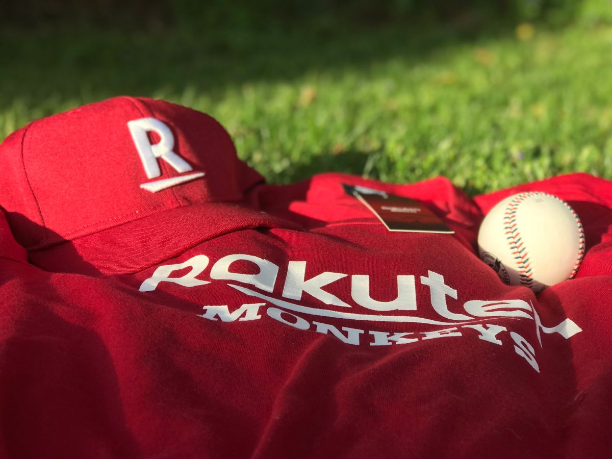 ▲前電視台記者GeorgeFalkowski購買中職樂天商品。（圖／取自GeorgeFalkowski推特）