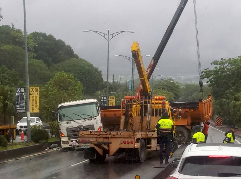 ▲警方呼籲，天雨路滑行車要保持安全車速和安全距離，千萬記得不要急踩煞車。（圖／記者陳雅芳翻攝，2020.05.22）