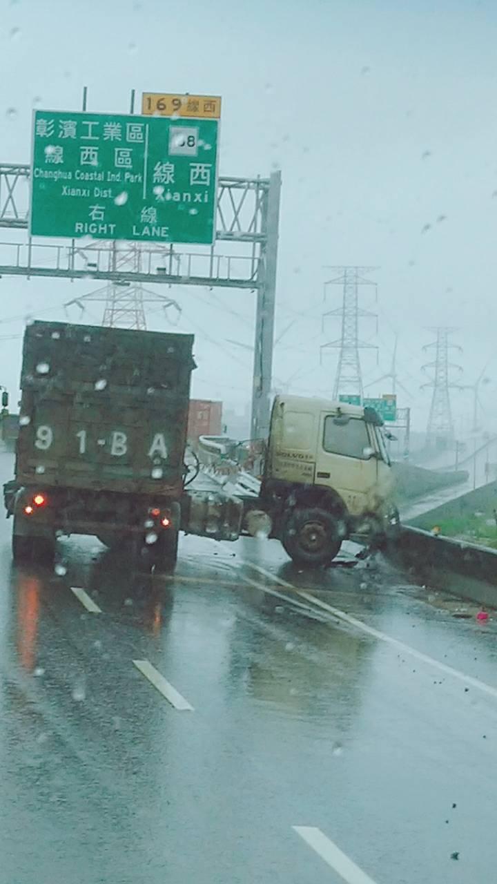 ▲西濱快速道路線西路段發生一起大貨櫃打滑失速自撞折甘蔗了，車頭和車身斷兩節。（圖／記者陳雅芳翻攝，2020.05.22）