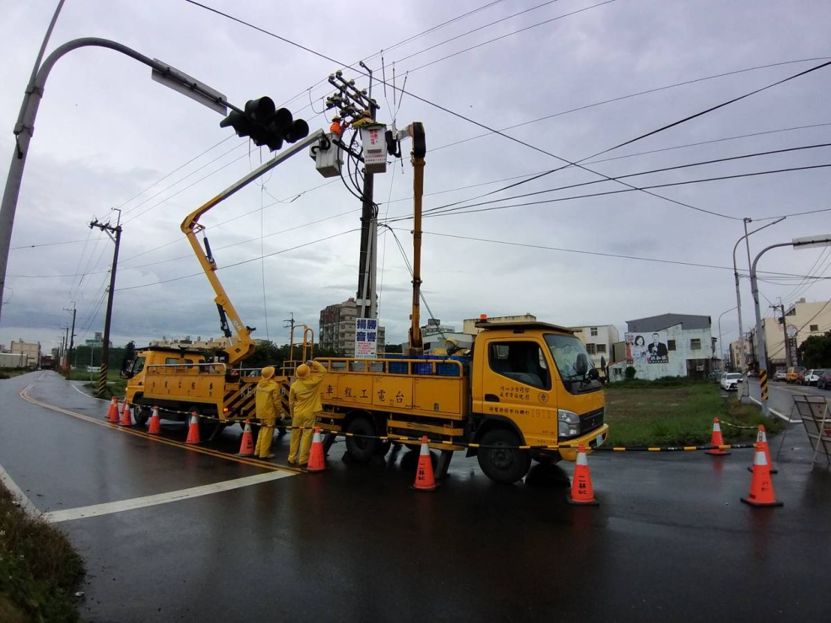 ▲豪雨狂炸，造成竹塘與埤頭地區兩處大區域的供電系統被豪雨強風給打落，工程人員艱辛冒雨搶修。（圖／記者陳雅芳翻攝，2020.05.22）