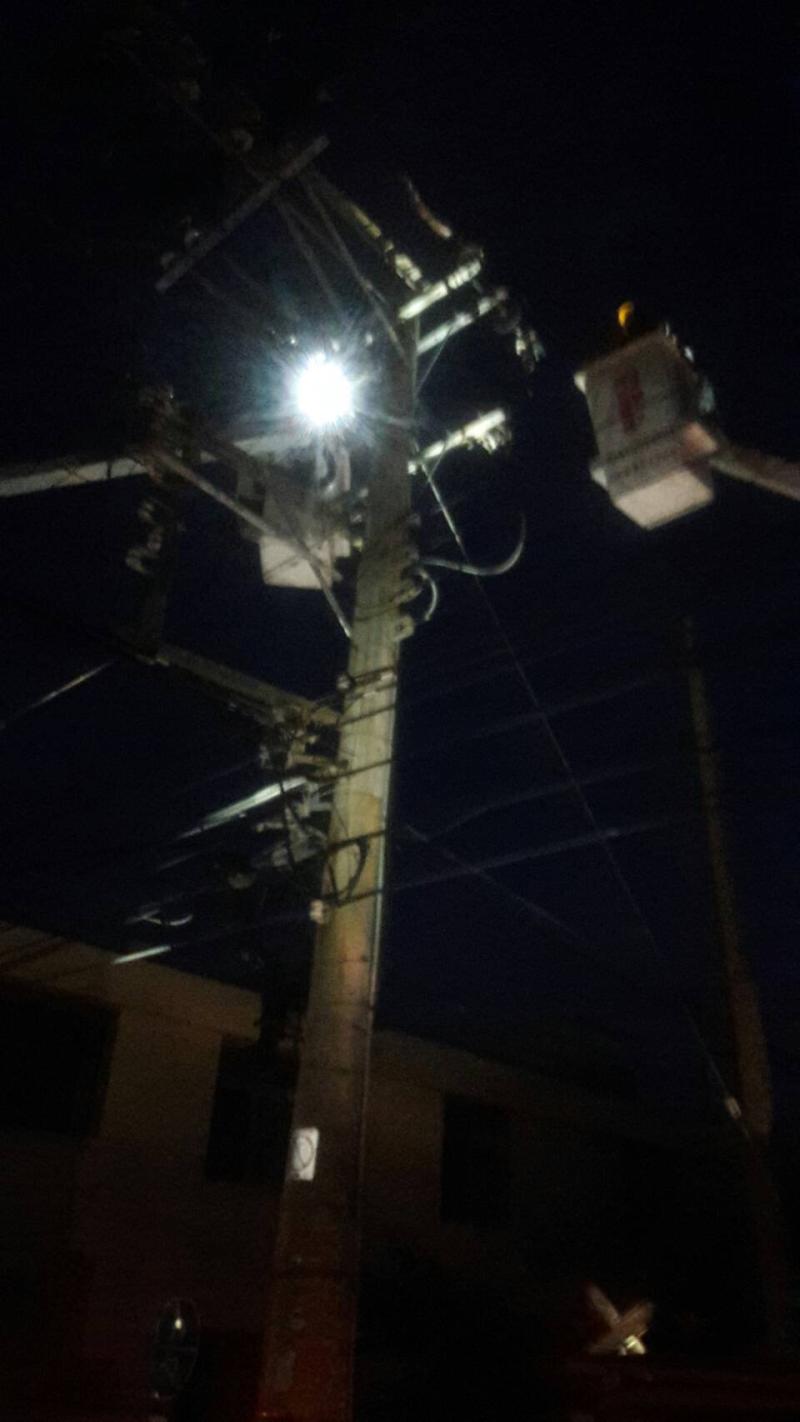 ▲竹塘與埤頭地區供電遭大雨打壞,造成兩處大區域的供電系統被豪雨強風給打落,造成大區域停電。(圖/記者陳雅芳翻攝,2020.05.22)