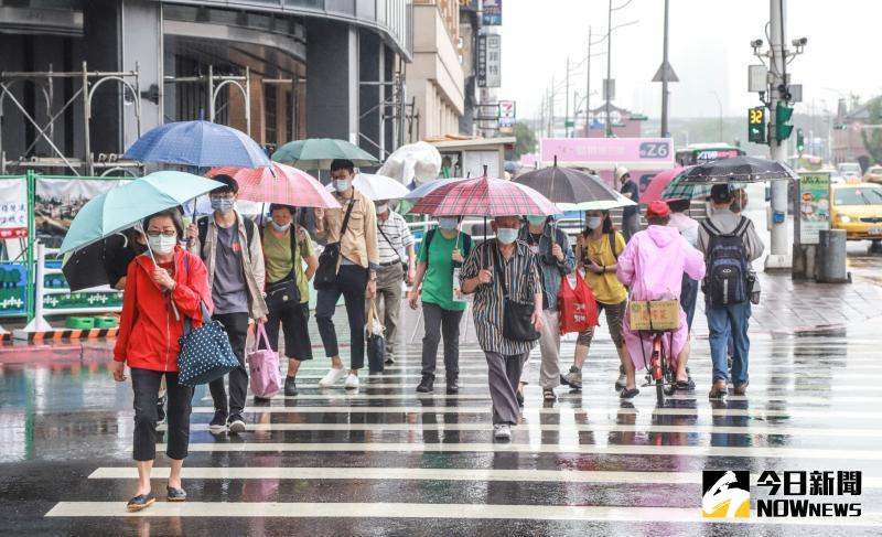▲近日連續的滂沱大雨，使得大量民眾使用雨具的時機增加，而雨具中最常見的就是「雨傘」。（圖／翻攝自《
