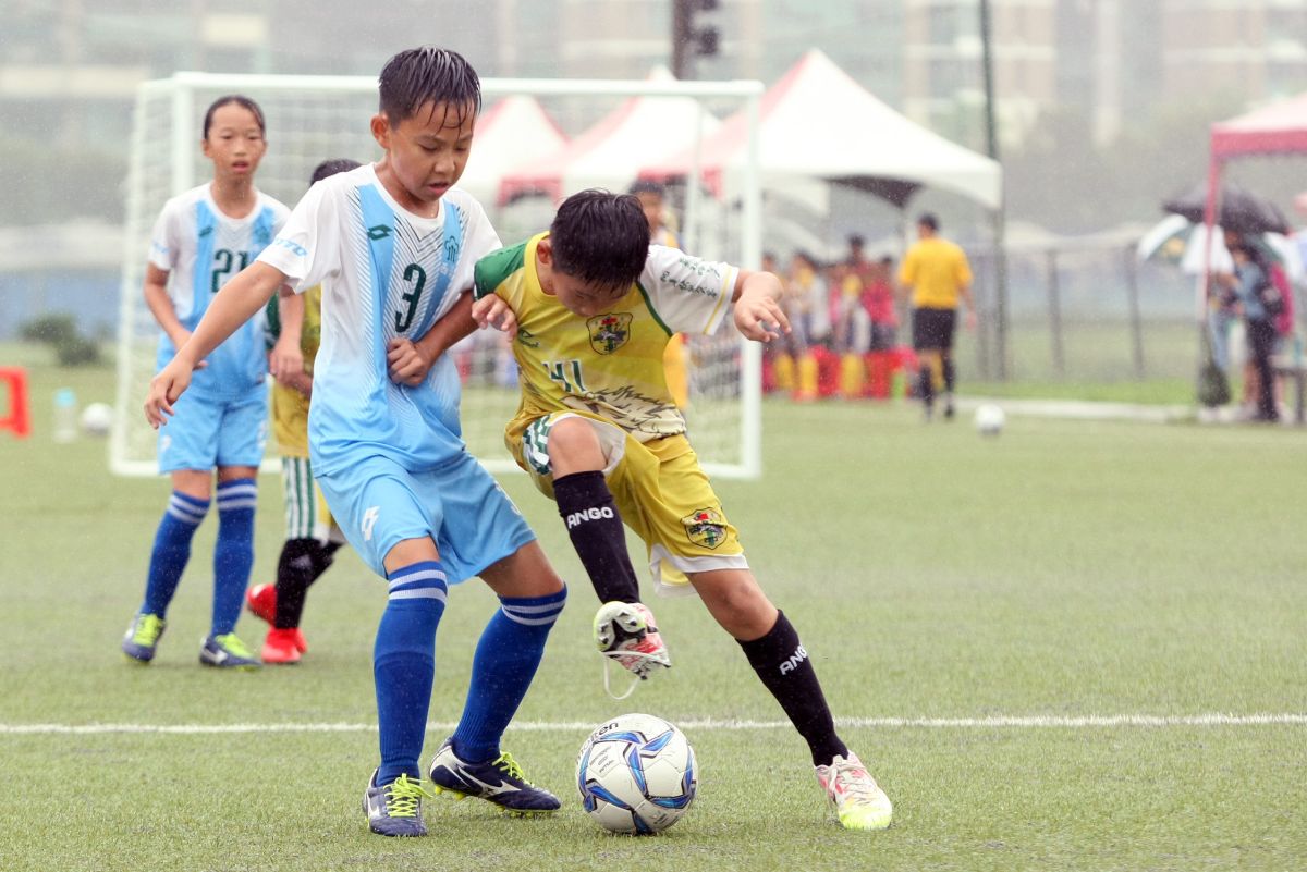▲「第一屆國民小學世界盃全國足球賽」小球員在風雨中力拼取勝求晉級。（圖／迷你足球協會提供）