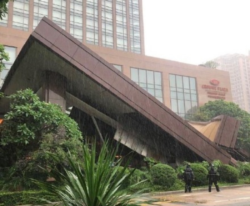 ▲大陸廣東省中山市 1 間酒店，近日因暴雨而發生門廊倒塌的意外。（圖／翻攝自微博）