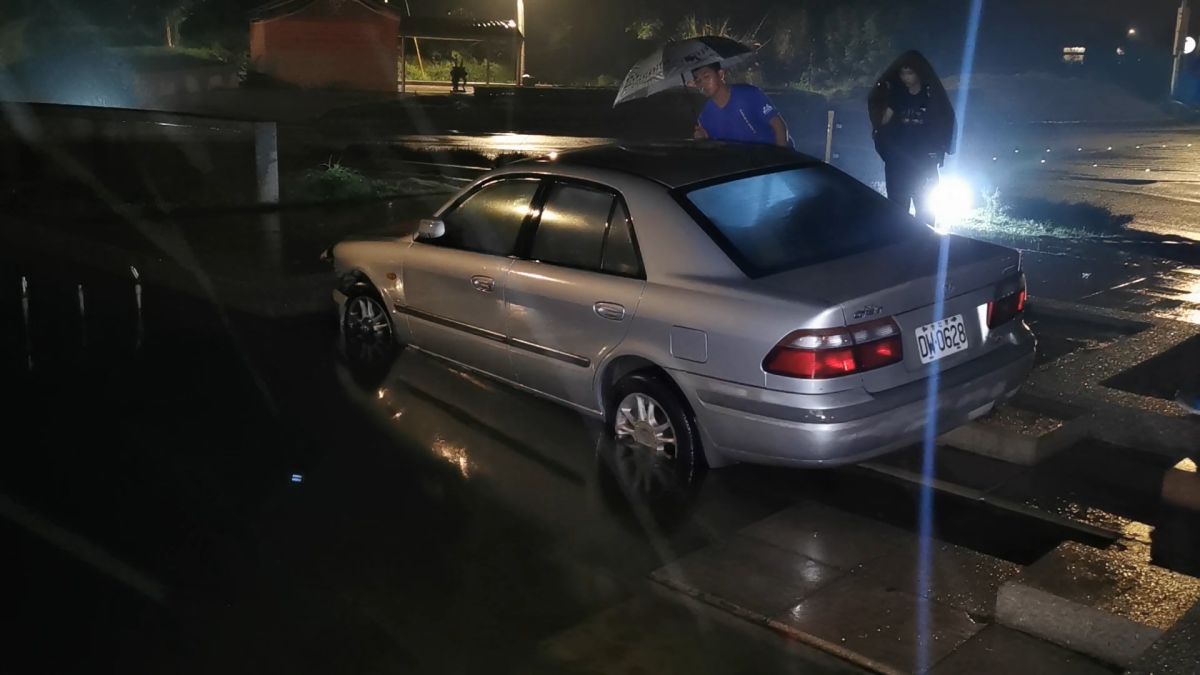 ▲又是酒駕惹禍，轎車衝進圓環噴水池。(圖/記者蔡若喬攝)