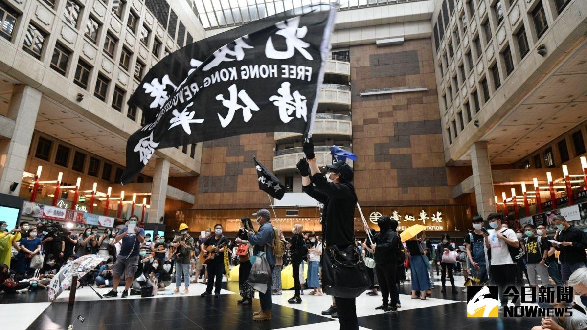 ▲23日上午，一群反對北京統治香港的港生聚集台北車站大廳，不顧防疫社交距離規定，快閃高唱「反送中」歌曲。（圖／記者林柏年攝.2020.05.23）