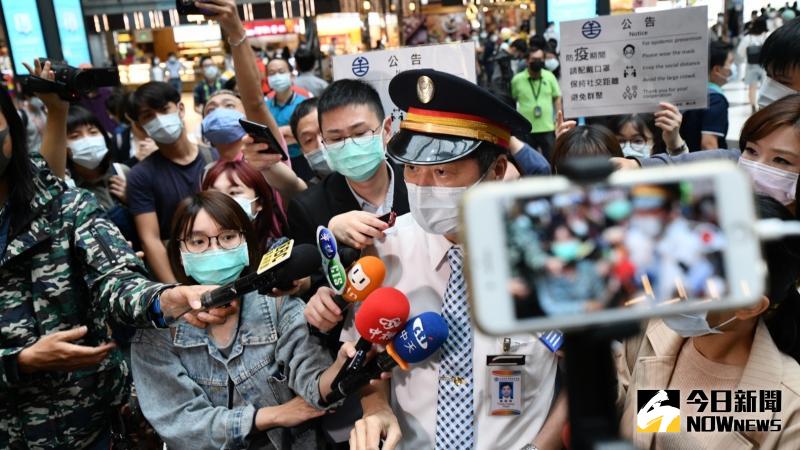 ▲網友發起坐爆北車,台鐵台北站長黃榮華表示,目前沒有開罰問題,只有搭車沒戴口罩才會開罰。(圖/記者林柏年攝.2020.05.23)