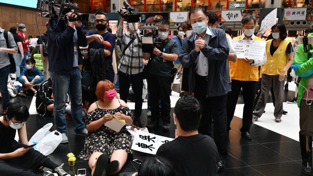 ▲網友發起「坐爆北車」活動，吸引約500名民眾與香港「反送中」青年響應。（圖／r記者呂炯昌攝.2020.05.23）