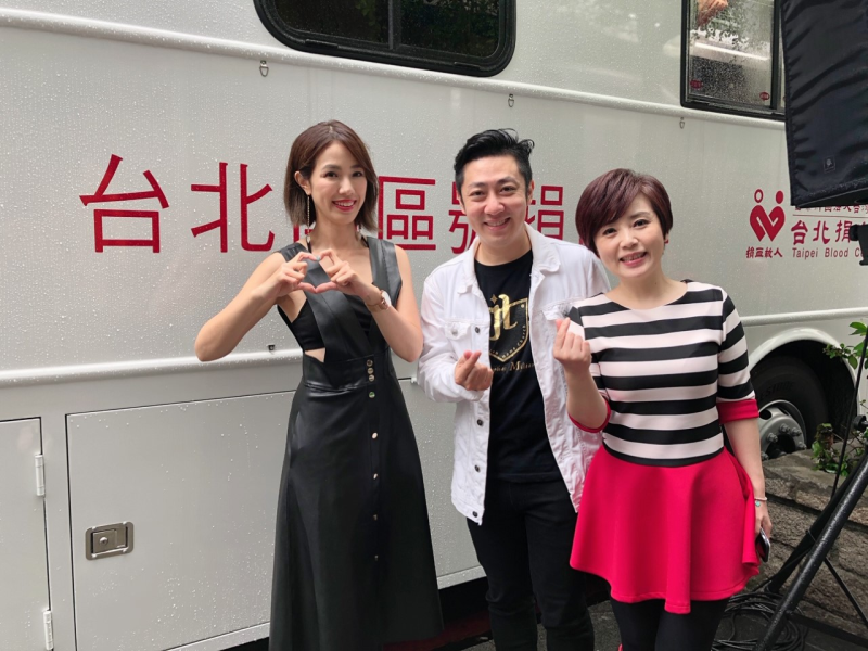 ▲藝人黃瑄（左起）、艾成、楊平熱血站台捐血車捐贈活動，現場號召民眾一起捐血。（圖 / 民視提供）