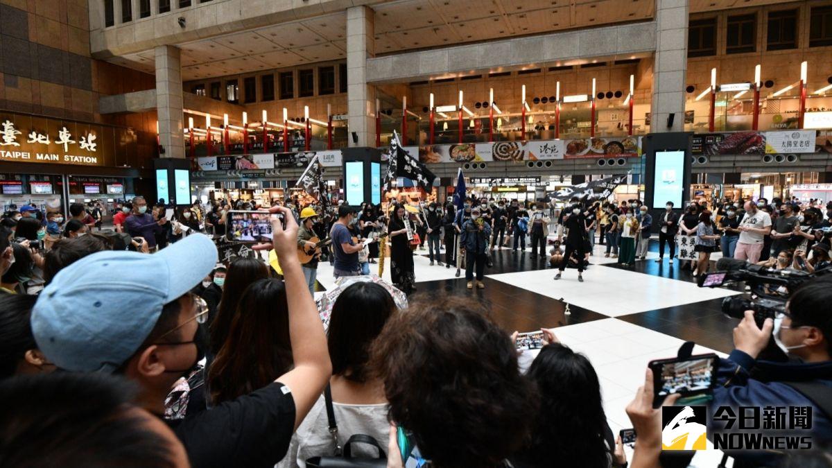 ▲近500人響應「坐爆」北車活動，抗議台鐵擬永久禁開放北車一樓大廳。（圖／記者林柏年攝影）