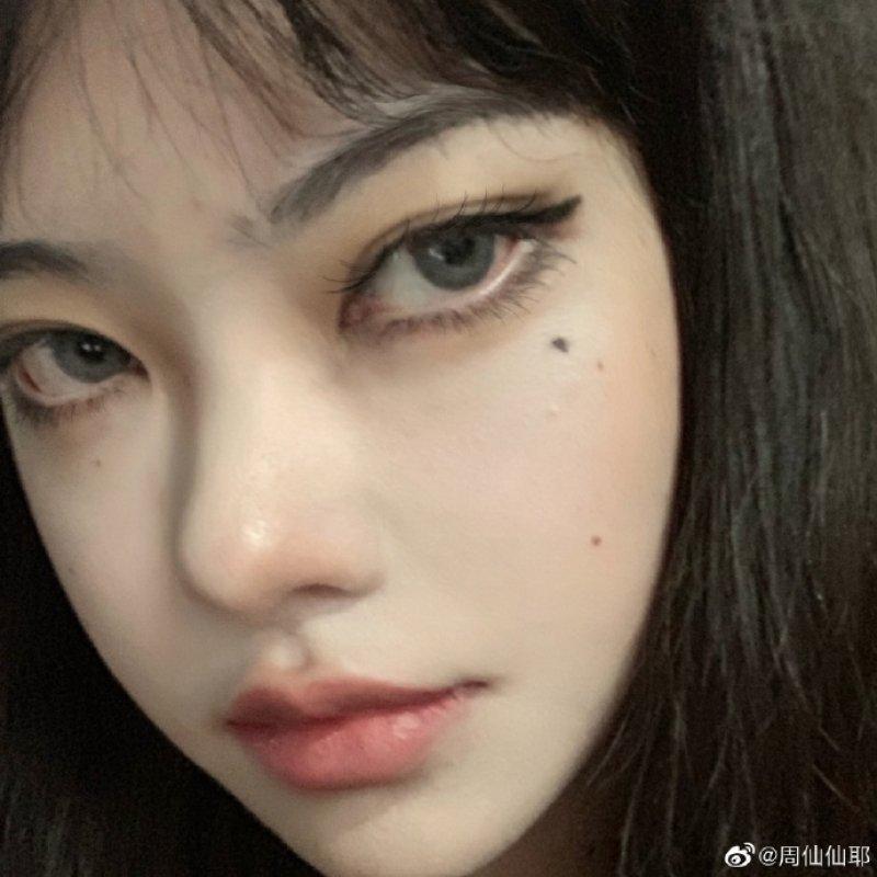 ▲仔細的觀察周仙仙的妝容後發現,就連富江魅惑的眼下痣,都精確的點出。(圖/翻攝自周仙仙微博)
