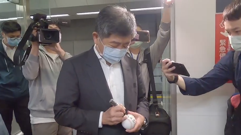 ▲指揮官陳時中現身高鐵台北車站，親切替支持者簽名。（圖／指揮中心提供）