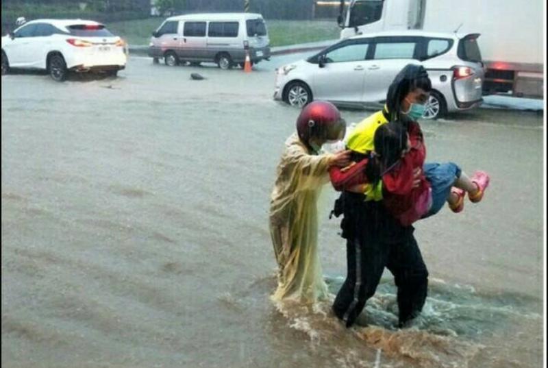 高雄大雨不斷　母女自摔陷入水流交警急抱協助脫困
