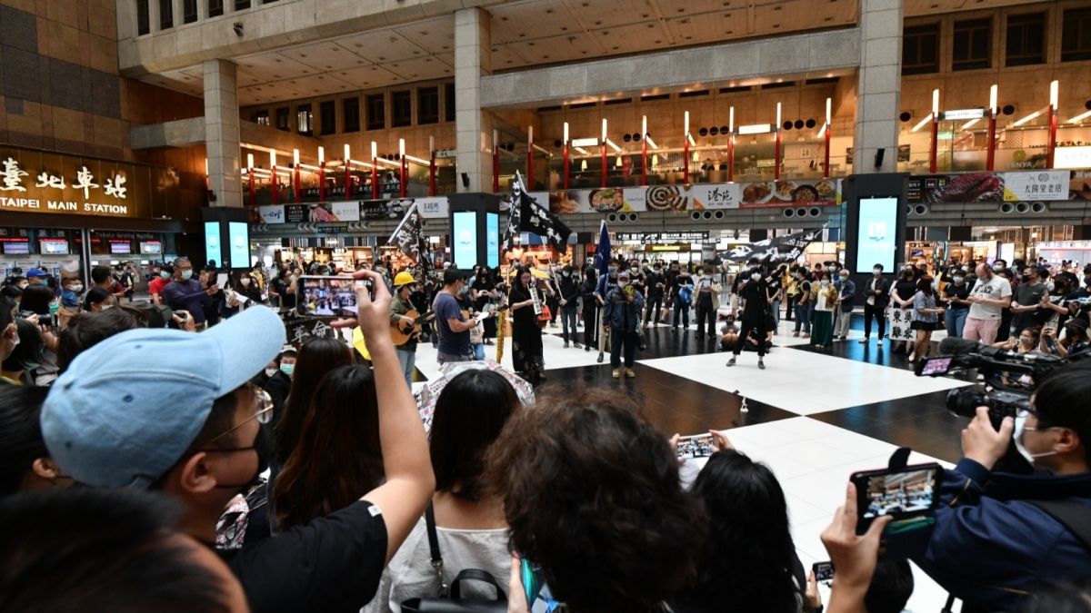 ▲台北車站大廳黑白棋盤格地板的「多功能展演廳」，近年常常有活動舉辦，而平時則多是旅客、外籍移工席地而坐聚會的場地。(圖／記者林柏年攝)