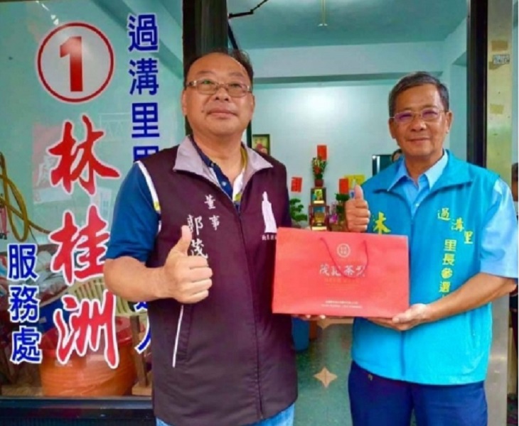 ▲過溝里長補選，71歲林桂洲(右)以496票勝出當選。(記者陳惲朋翻攝)