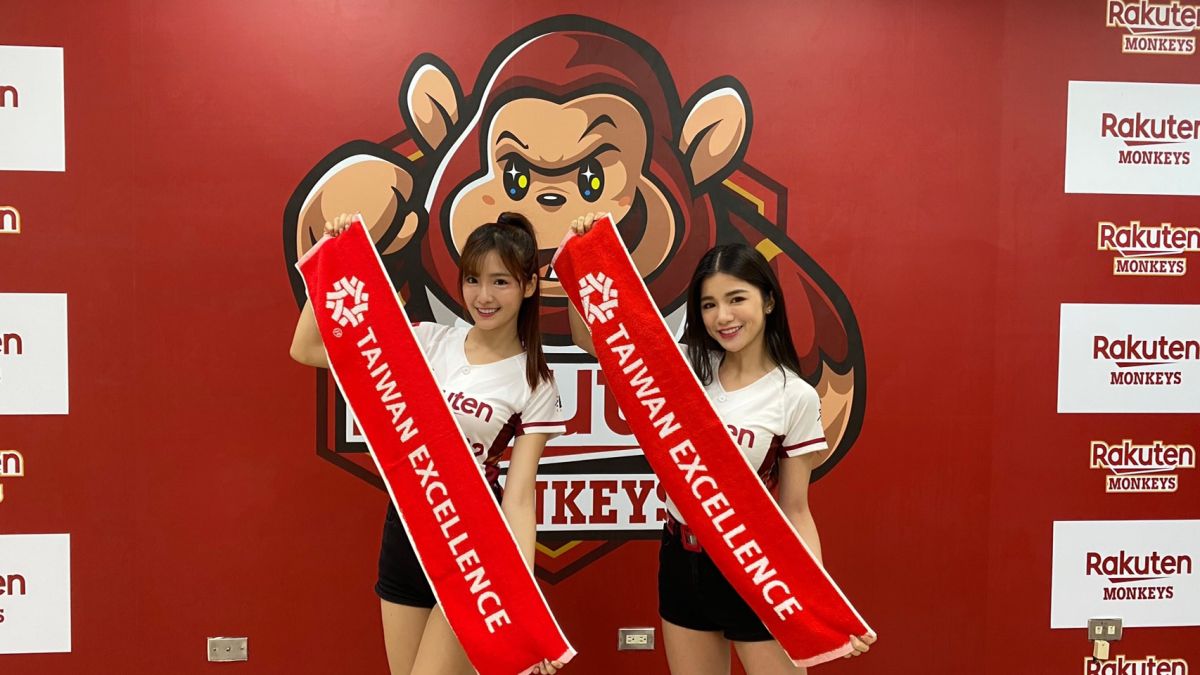 ▲樂天女孩小鹿（左）與菲菲送千條毛巾給球迷。（圖／台灣精品提供）