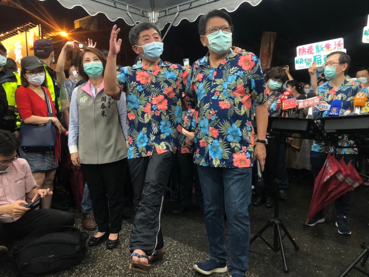 ▲指揮官陳時中日前到墾丁大街，穿著花襯衫、木屐，展現樂活防疫。（圖／記者劉雅文攝）