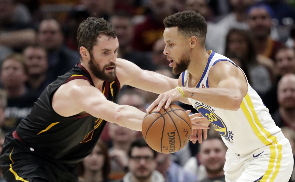 ▲Kevin Love奮力守住Stephen Curry。（圖／美聯社／達志影像）