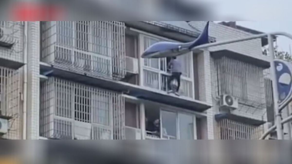 ▲中國大陸一名冷氣師傅見義勇為救下攀於窗緣的女童。（圖／翻攝紅星新聞）