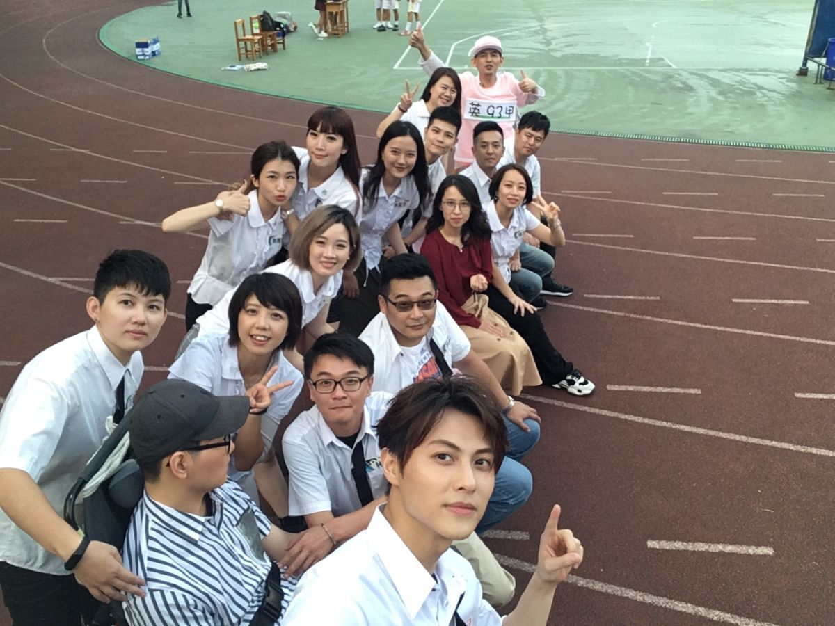 ▲王子（最前）被爆高中時非常自戀。（圖／八大電視提供 ） 