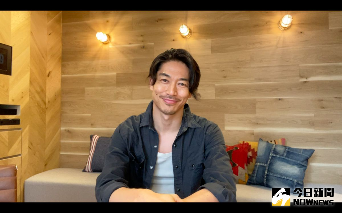 ▲AKIRA為了以中文問候讀者，老婆一旁體貼教學。（圖／NOWnews）