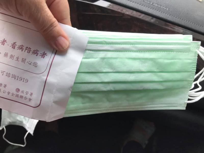 ▲網友分享拿到沒有鋼印的口罩。(圖/翻攝口罩現貨即時專區)