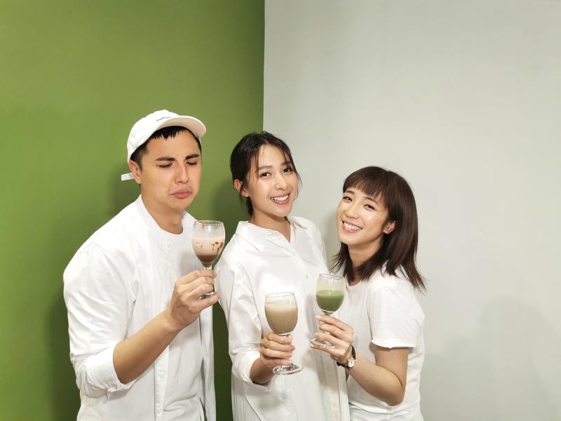 ▲楊晴（中）及CP夫婦梁舒涵、曾子余教大家做韓國火紅的「400次咖啡」。（圖