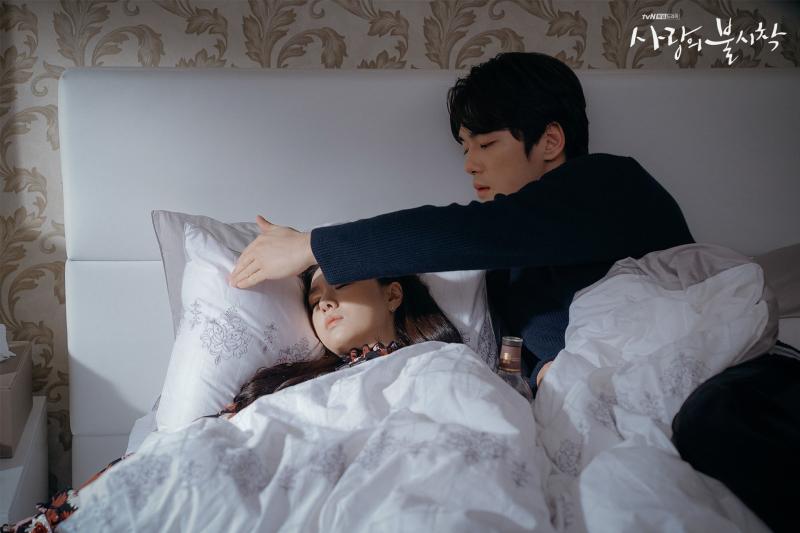 ▲徐智慧(左)跟金正賢在《愛的迫降》中無緣在一起。(圖/tvN)
