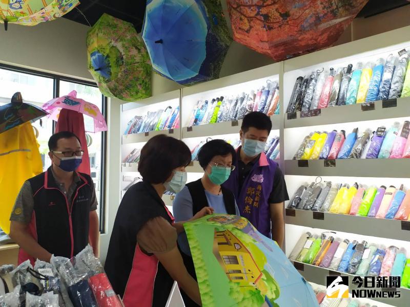 ▲王惠美仔細觀看印著彰化各地特色的傘。(圖/記者葉靜美攝,2020.05.24)