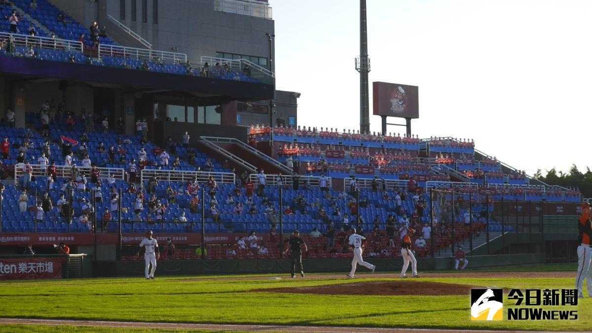 ▲桃園球場2千人滿場。（圖／吳政紘攝）