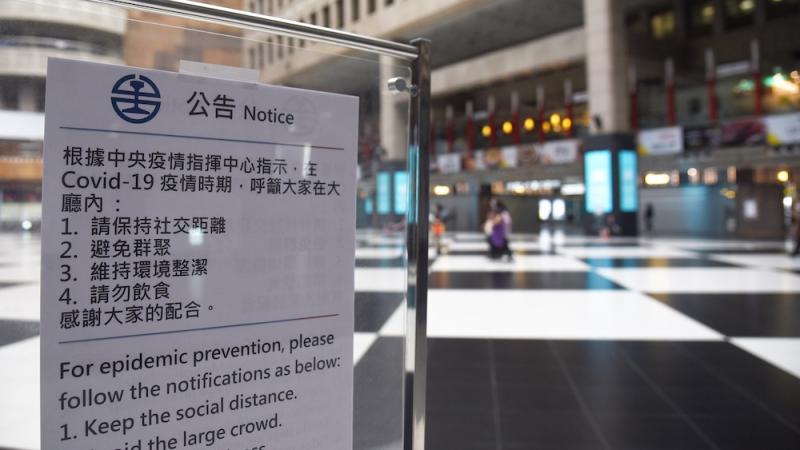 ▲記者今日實際走訪台北車站,封鎖線的確已經撤收,僅剩下告示牌。(圖/記者陳明安攝,2020.05.25)
