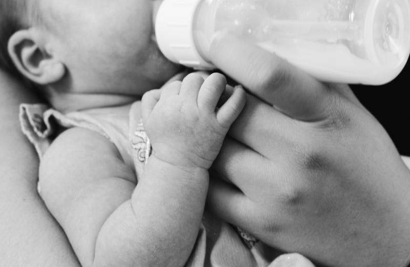 ▲德國研究團隊發現，感染新冠肺炎的媽媽，母乳中可能含有新冠病毒。（示意圖，非當事人／取自Unsplash）