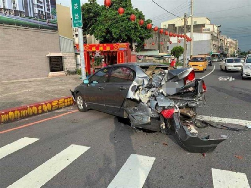 ▲一輛停於路邊的自小客遭豐原客運撞毀。(圖／截自臉書社團我愛大甲)