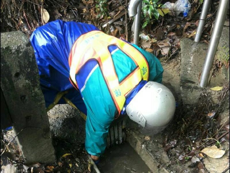 ▲因梅雨鋒面高雄下起超大豪雨導致市區道路多處積水，環保局趁雨勢稍緩立即動員各區清潔隊冒雨出勤，特別針對側溝洩水孔及排水口，如有樹葉垃圾堵塞情況，立即排除以維持排水暢通。(圖／高市府提供)