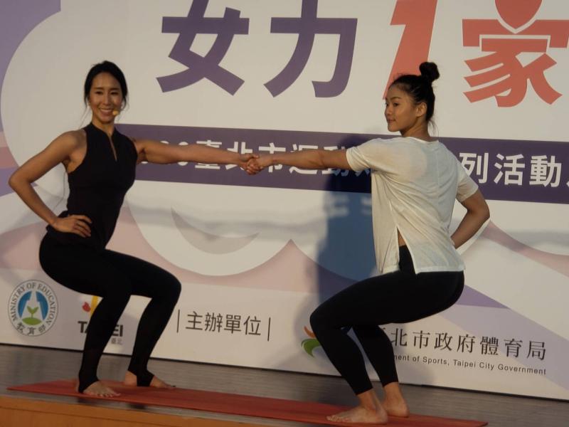 ▲李詹瑩(左)文姿云(右)示範基礎瑜珈動作
