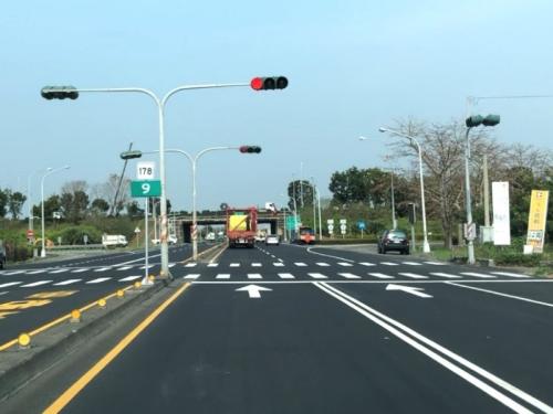 ▲中聯資源公司響應循環經濟,力推轉爐石提升道路品質,圖為運用轉爐石瀝青混凝土粒料,改善後之國道1號安定交流道西側聯絡道路。(圖/中聯資源提供) ▲中聯資源公司響應循環經濟,力推轉爐石提升道路品質,圖為運用轉爐石瀝青混凝土粒料,改善後之國道1號安定交流道西側聯絡道路。(圖/中聯資源提供)