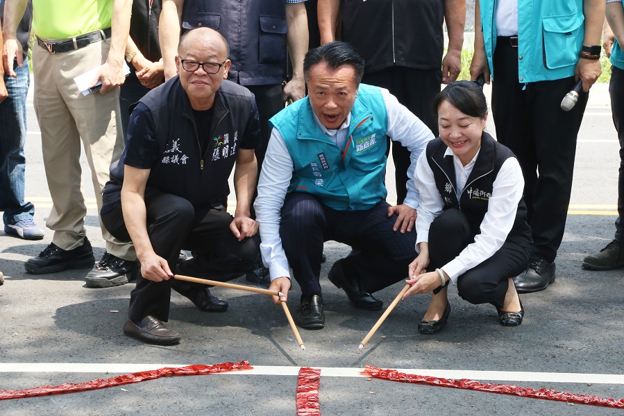 ▲嘉義縣長翁章梁（中）與議長張明達（左）等人一起鳴砲，因行政院正式核定中埔鄉「公館農場產業園區」及水上鄉「南靖農場產業園區」開發。（圖／嘉義縣政府提供）