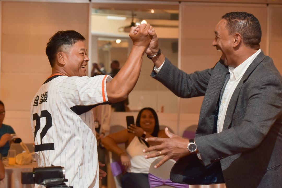 ▲王漢與隊友曾智偵相見歡。（圖／統一提供）