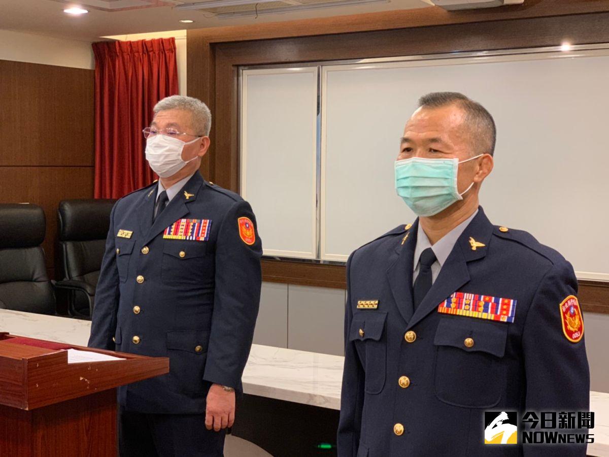 ▲彰化縣警察局舉行交通隊長布達典禮，刑事警察出身的林世明跳升1級，彰化警察局長方仰寧將彰化縣交通委予林世明（右）接棒。（圖／記者陳雅芳攝，2020.05.25）