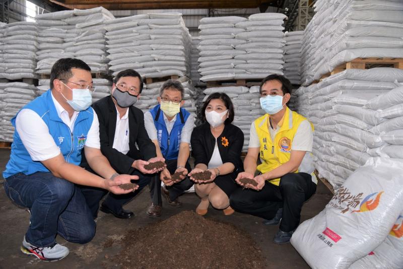 ▲縣長張麗善等人勘查廚餘回收再製的有機質材料-雲林2號,尚有27,000包,可供有需求民眾登記免費領取。(圖/記者蘇榮泉攝,2020.05.25)