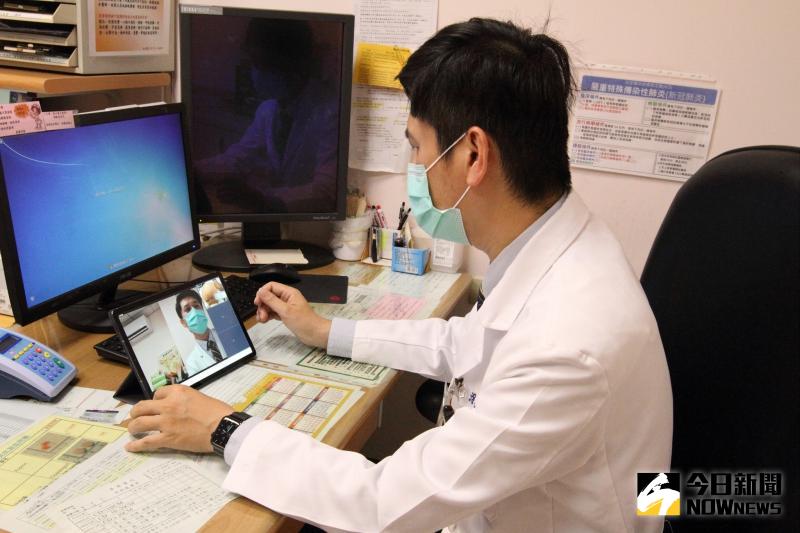 ▲藉由智慧眼鏡即時影像雙向傳輸進行遠端協作,讓醫師在遠端就可以看診。(圖/記者陳雅芳攝,2020.05.25)