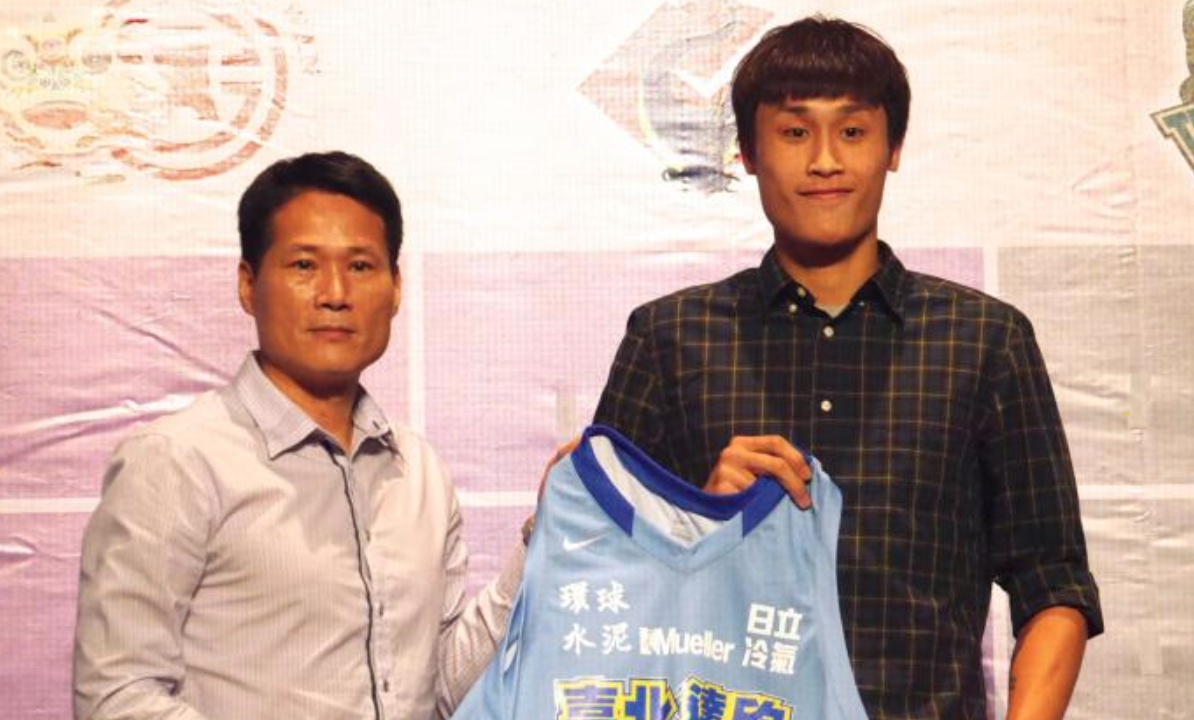 ▲施顏宗（右）從邱大宗手中接過球衣，當選狀元。（圖／本報資料照）