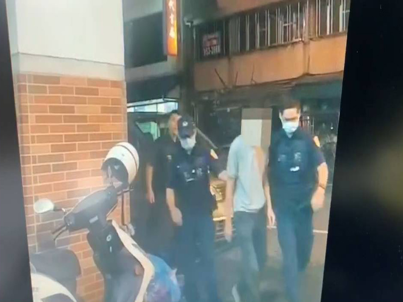 ▲警方逮捕涉嫌偷拍的犯嫌。（圖／記者李清貴翻攝,2020.05.26)